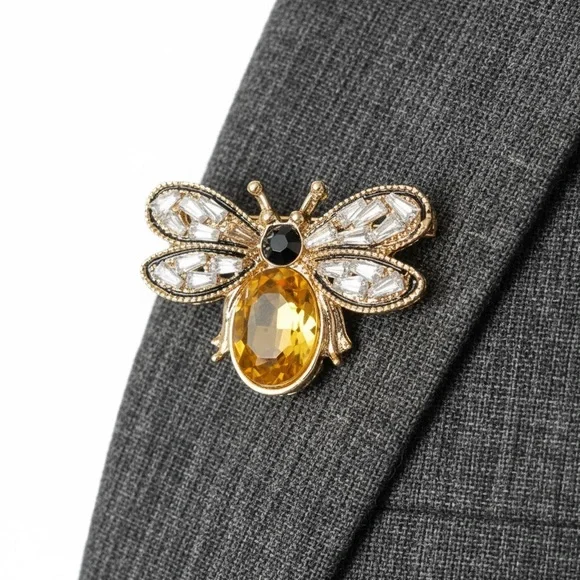🐝 Vintage-Inspired Bee Brooch – Gold & Rhinestone Insect Pin (1.5”) - Picture 1 of 8